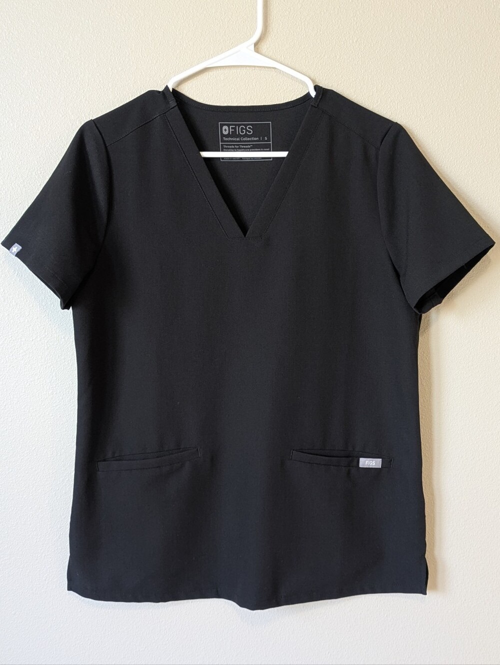 Figs Black Women's V-Neck Short Sleeve Scrub Top | Women's Small